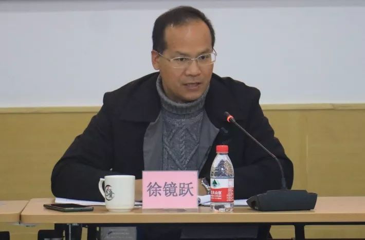 苏溪镇党委书记徐镜跃在会上梳理了各线各办汇报及各分管领导点评后