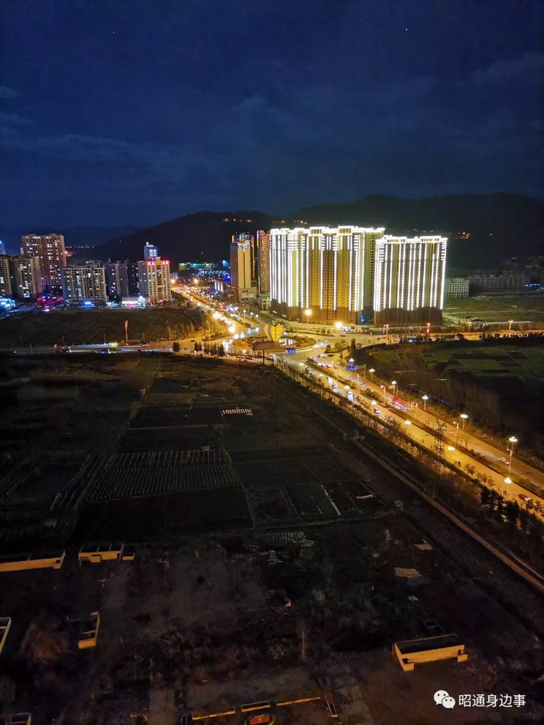 昭通这个多次停工,推迟交房的楼盘终于亮灯了.附城南夜景!