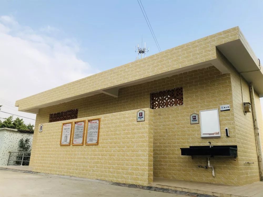 标准,下沙经济社改造后的公厕以整洁的黄色瓷砖贴墙,厕所内部以白色