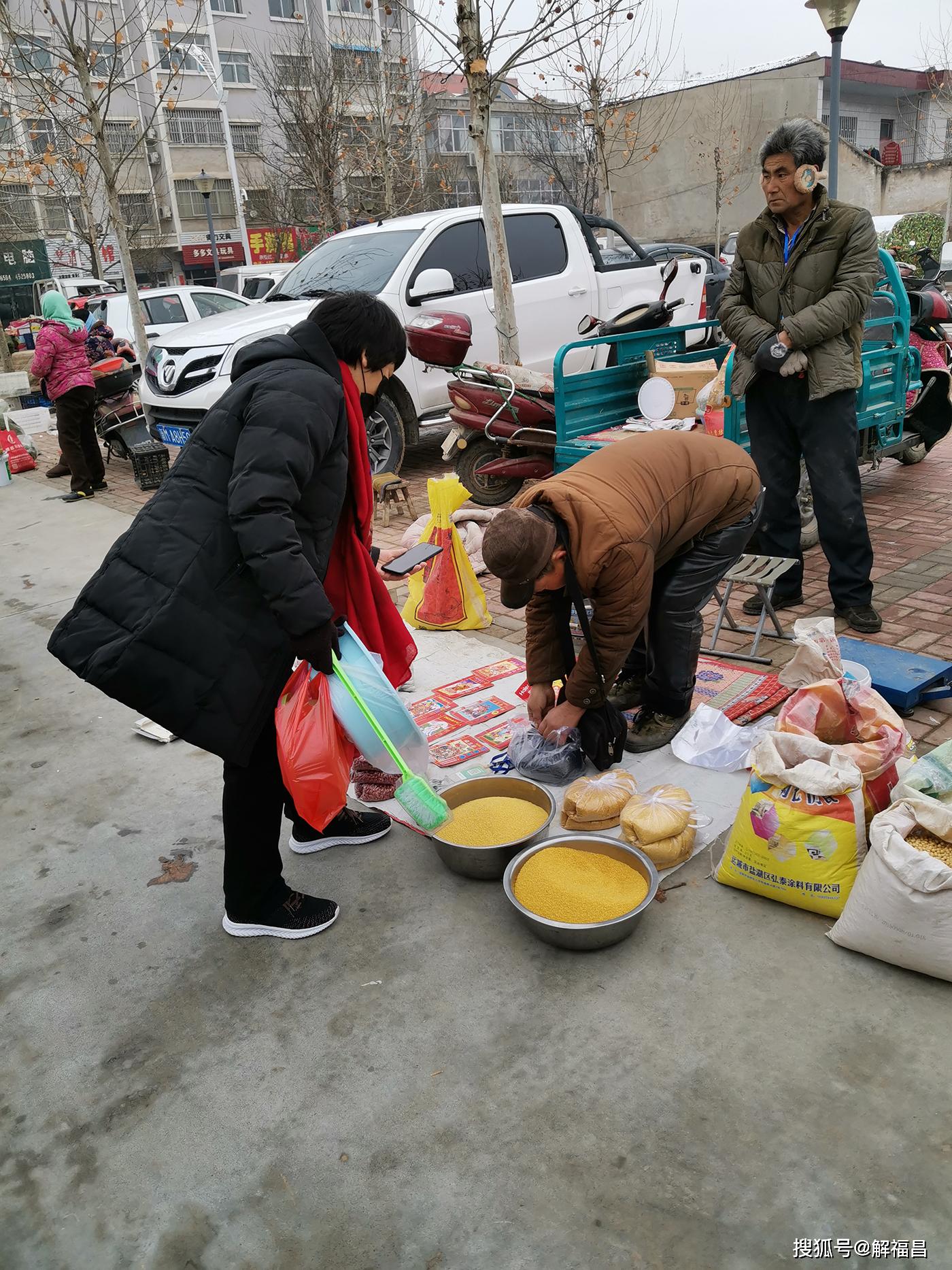 患過腦出血的人冒著嚴寒擺地攤,一天只掙十幾元