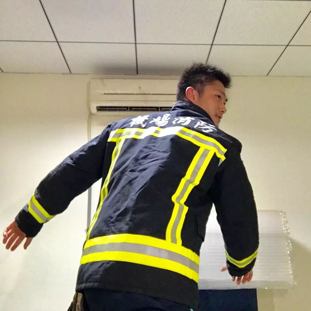 小哥哥穿得制服还不错嘛这样的消防员,你可以吗?