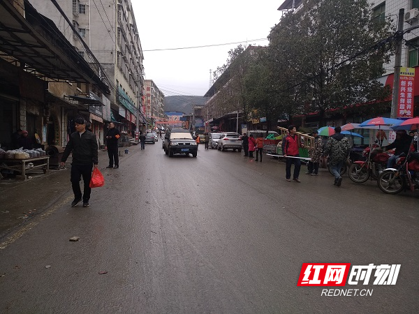 邵阳县黄亭市镇重拳整治马路市场保畅通