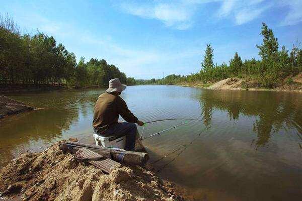 娱乐型钓鱼人的三大特征钓技差自负爱看热闹
