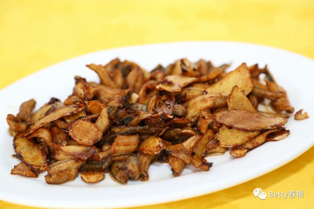 特产,一条生猛的藤鳝落到厨工手上,只需两至三刀,就可以开膛去掉主骨