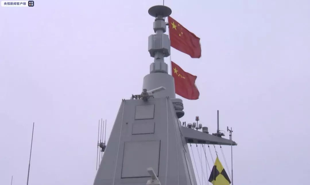 中国首艘万吨大驱正式服役海军055型南昌舰在青岛入列