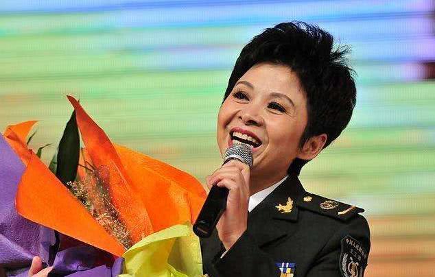 56岁董文华近照曾经火遍全国却消失匿迹如今享军级待遇