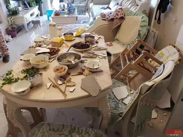 天花板砸了下来!足足40斤,母子俩被砸伤