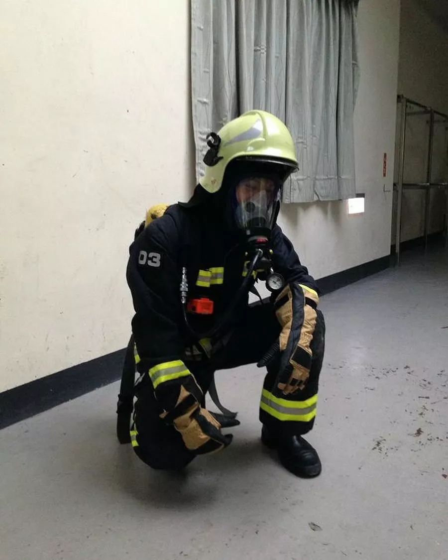 小哥哥穿得制服还不错嘛这样的消防员,你可以吗?