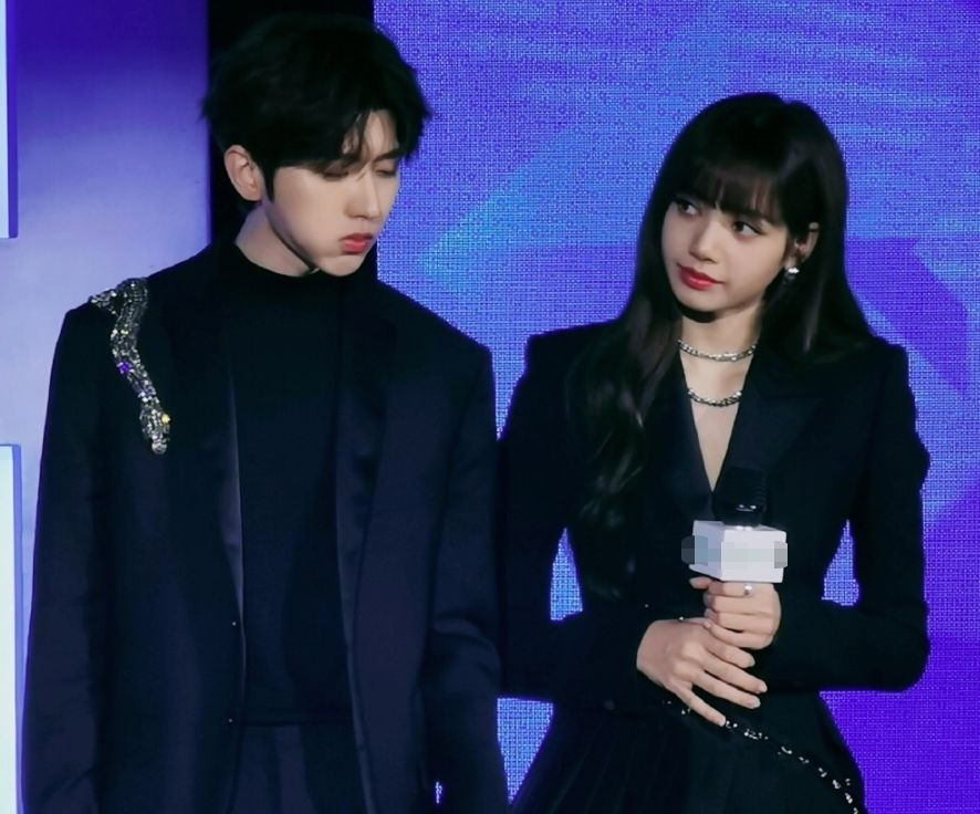 看到lisa在旁边却有谁关注到蔡徐坤做了啥避不避嫌很明显