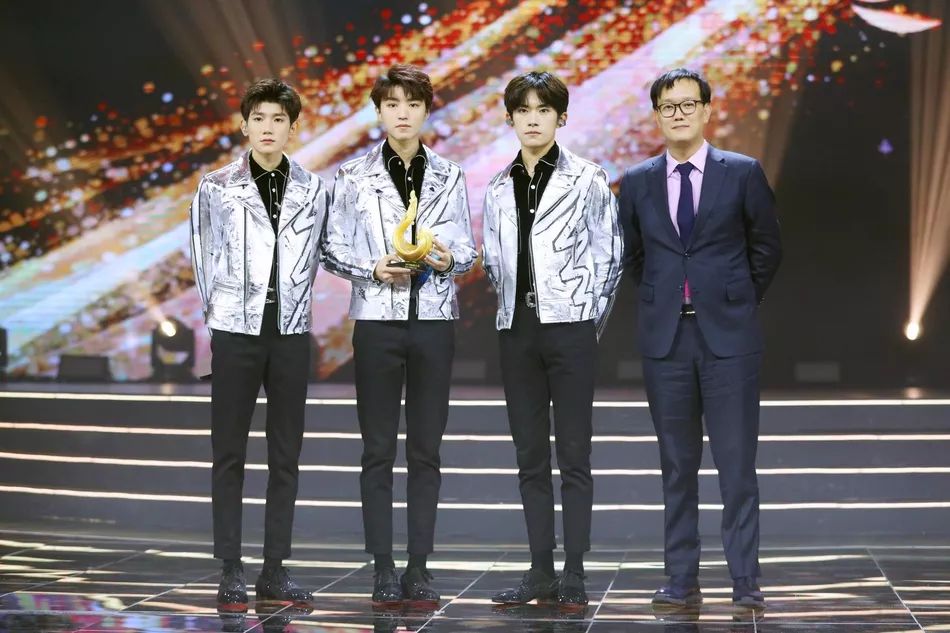 tfboys三人合体获微博十年影响力组合荣誉