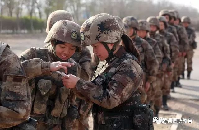 女兵首次射击考核英姿飒爽打得漂亮