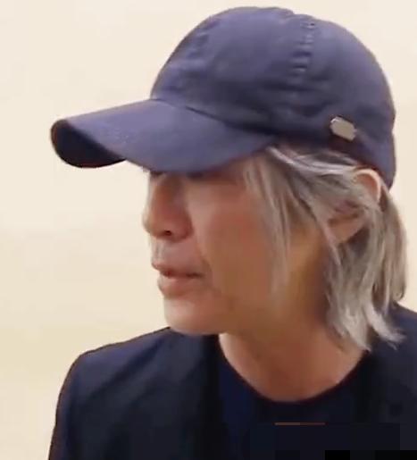 原创57岁周星驰罕见现身满头白发面色憔悴衰老太快网友直呼心疼