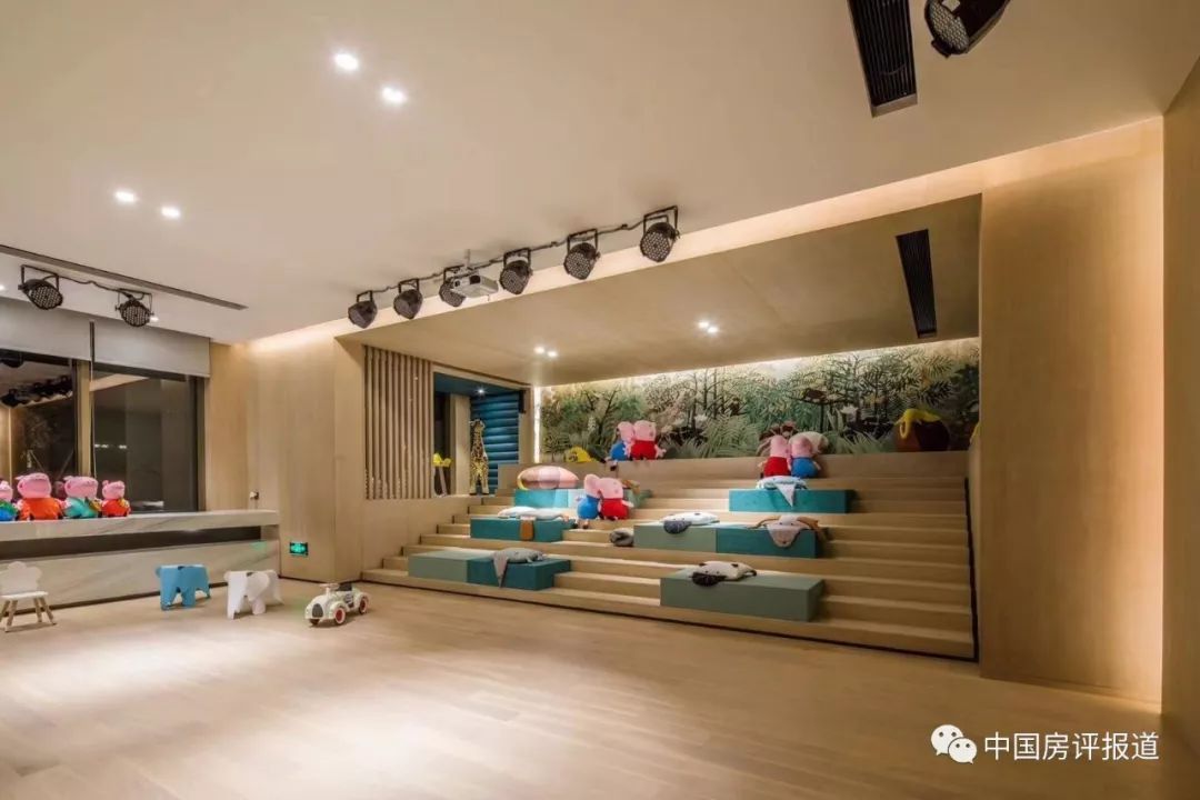 规格的私宴厅,为业主提供下楼即享的私密高端餐饮;茶室,书吧,小剧场