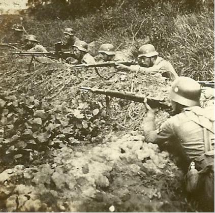 主要的武器是以中正式步枪为主,该枪是仿制德国毛瑟1924式步枪,其