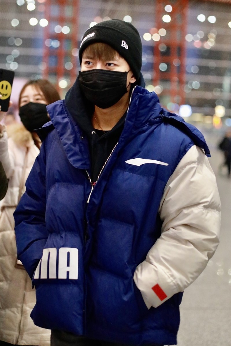 任嘉伦拼色羽绒服走机场包裹厚重不见好身材178cm身高腿真短