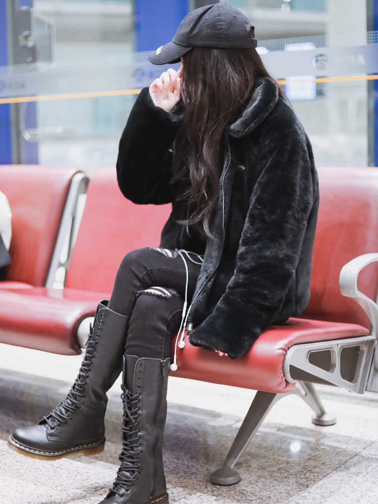 女神鞠婧祎机场街拍 人造毛外套配骑士靴 小个子也能有强气场!_黑色