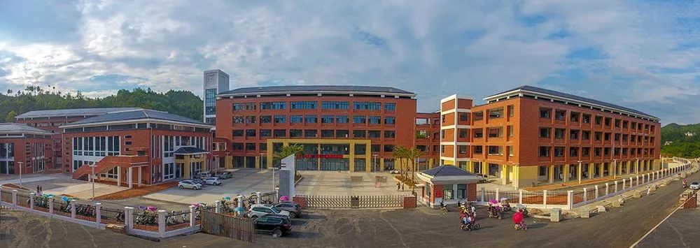 建成上犹三小新校区,城区第二幼儿园顺利扩园招生,启动了上犹中学南湖