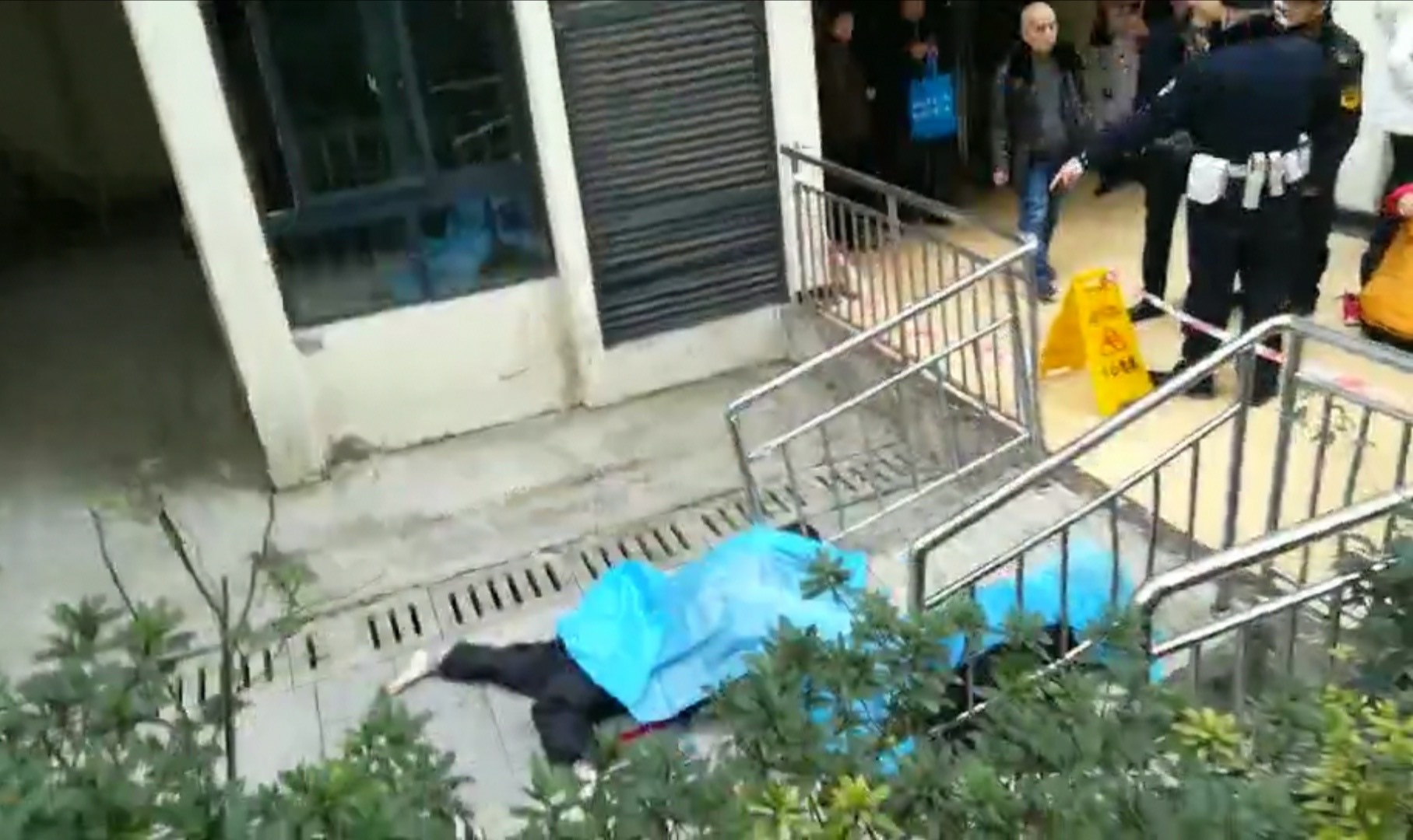 重庆坠楼砸死两人照片图片