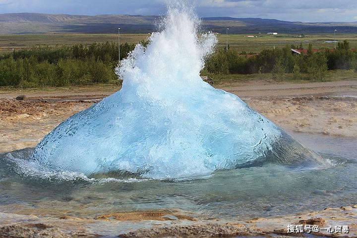 地热增温,加上深部岩浆体的加热,深层地下水会被加热到相当高的温度