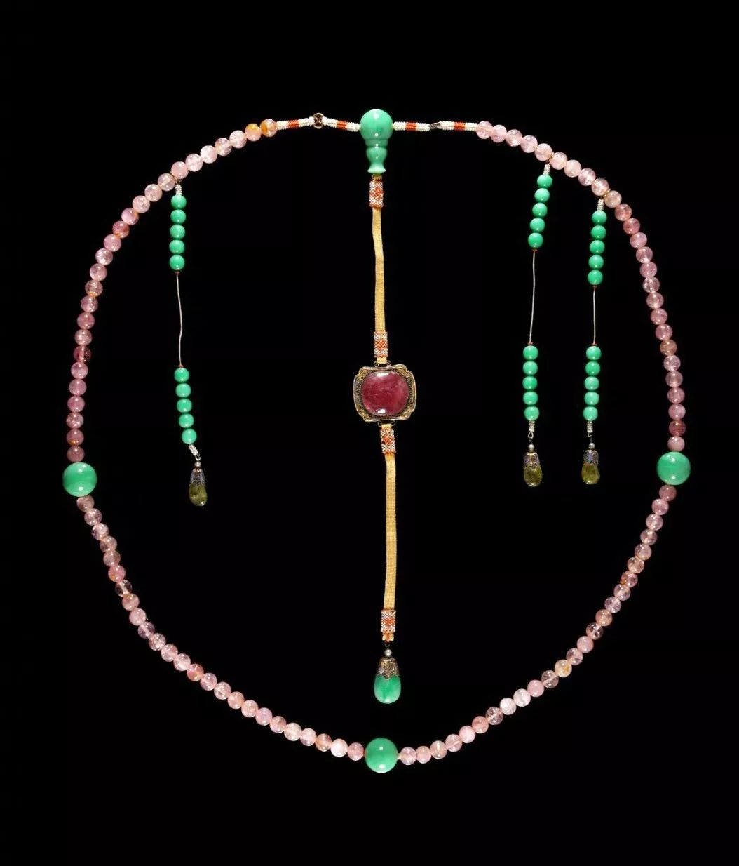 朝珠的质地,绦带的颜色是区分等级的重要标志.