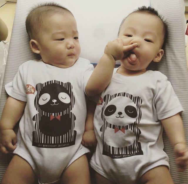 范玮琪前后各挂着一个5岁儿子很费力,直呼腰快断了,表情狰狞