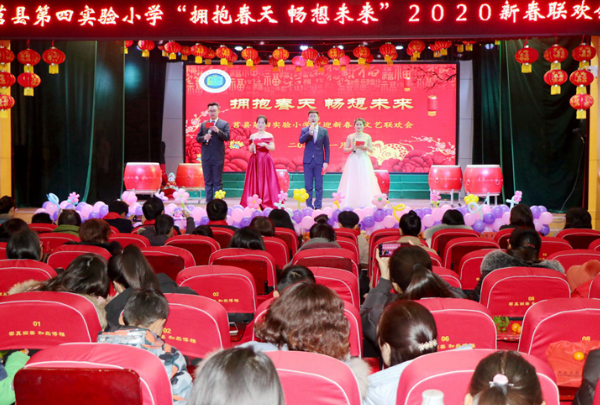 学校党总支书记,校长宋启峰发表热情洋溢的新年致辞.