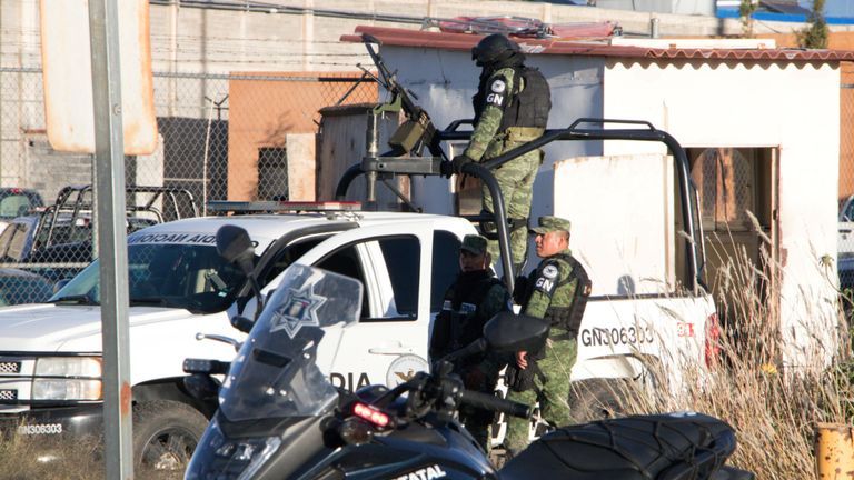 对墨西哥而言,有组织犯罪已经渗透到了社会的各个方面,毒贩,官员和