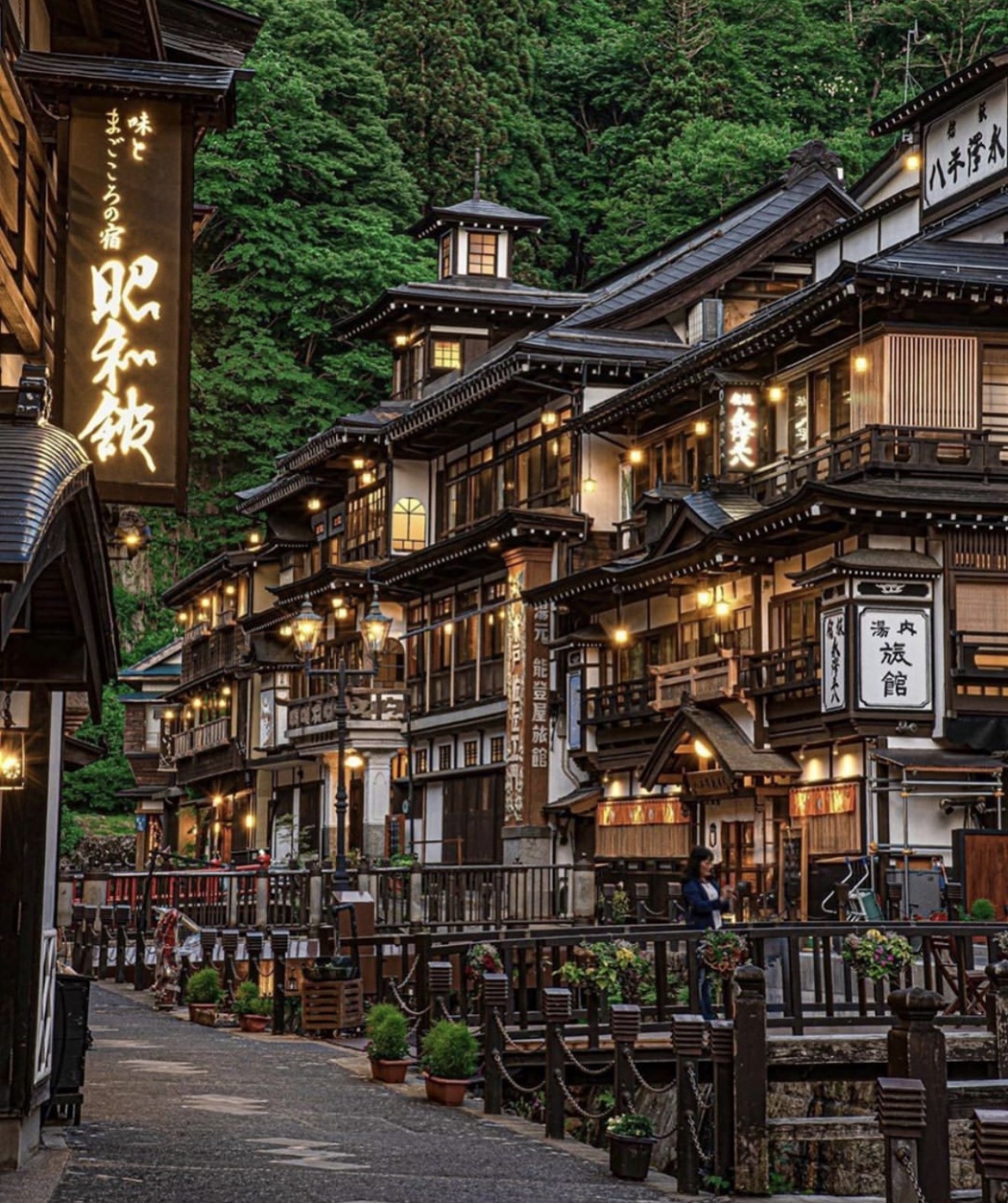 银山温泉沿着这条河川,有着大正时期到昭和初期所建造的日式木造建筑