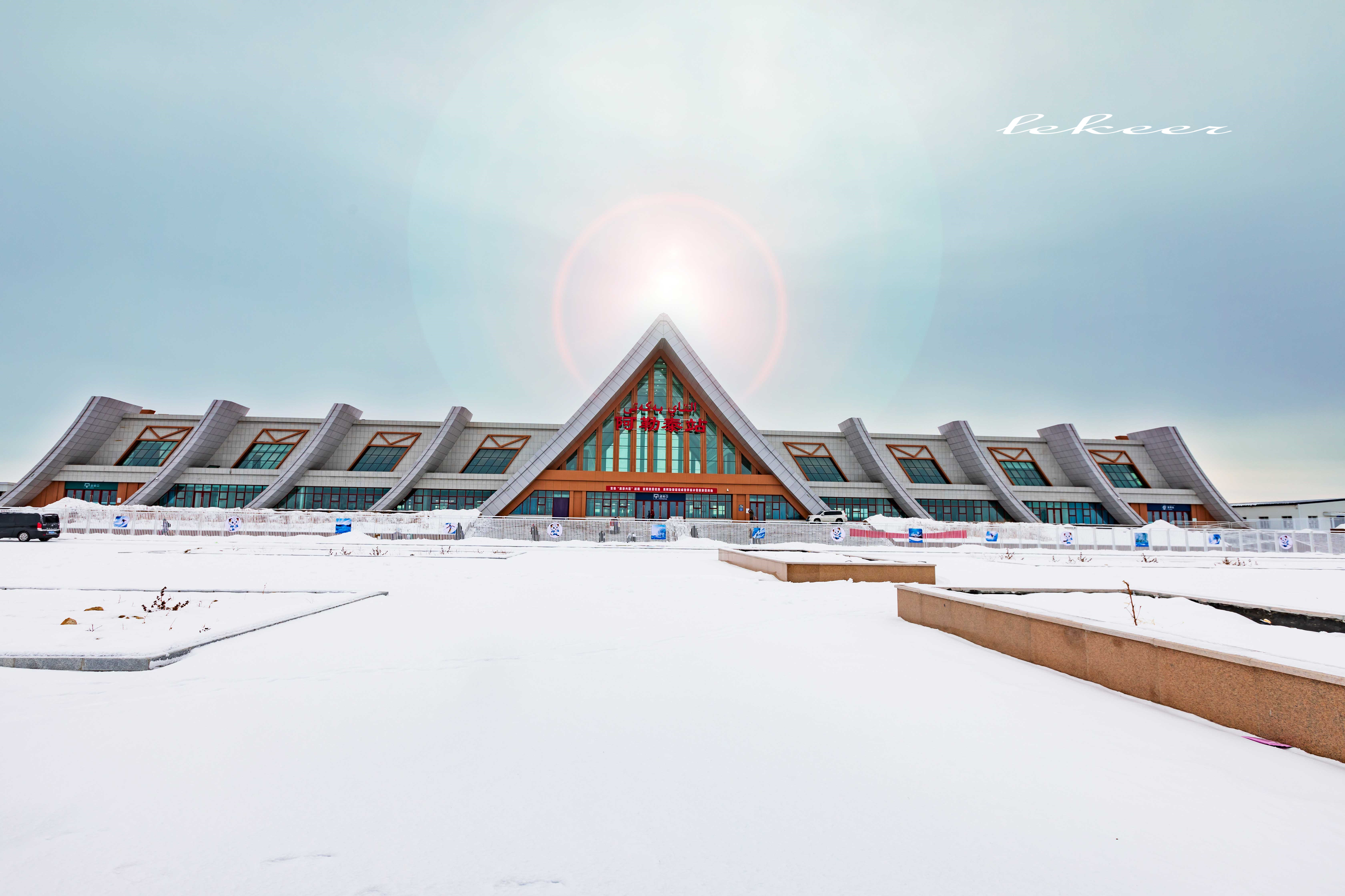 火车开往冬天的中国浪漫雪都 见过新疆的陆地邮轮吗?