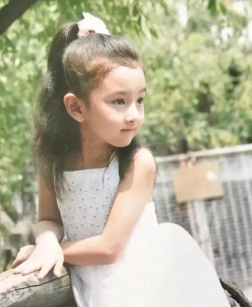 给大家看下宋祖儿小时候跟长大后的照片对比,现在知道为啥说她是最美