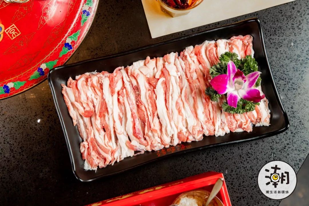 香"来的太快夹起一片送入锅中,悠悠地摆荡几下眼见着羊肉由红到粉到白