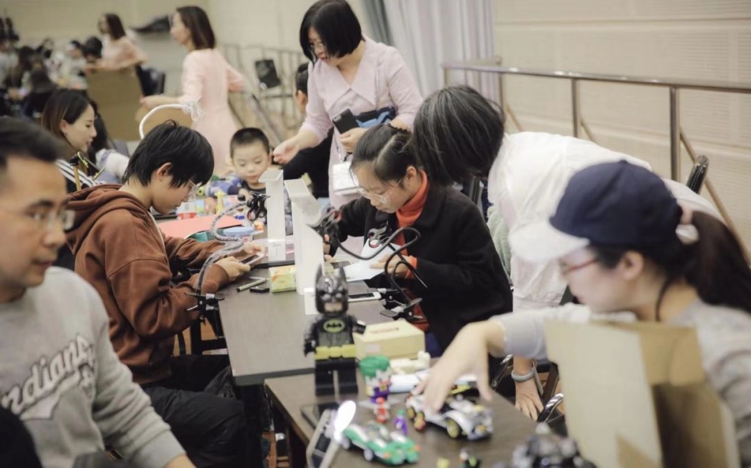 同时邀请嘉宾现场讲解定格动画制作过程并邀请观众参与导演互动,总共