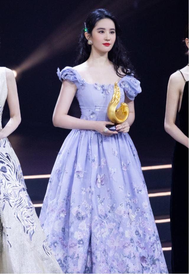 刘亦菲不愧是神仙姐姐,身穿粉紫色公主裙,气质太过于高贵