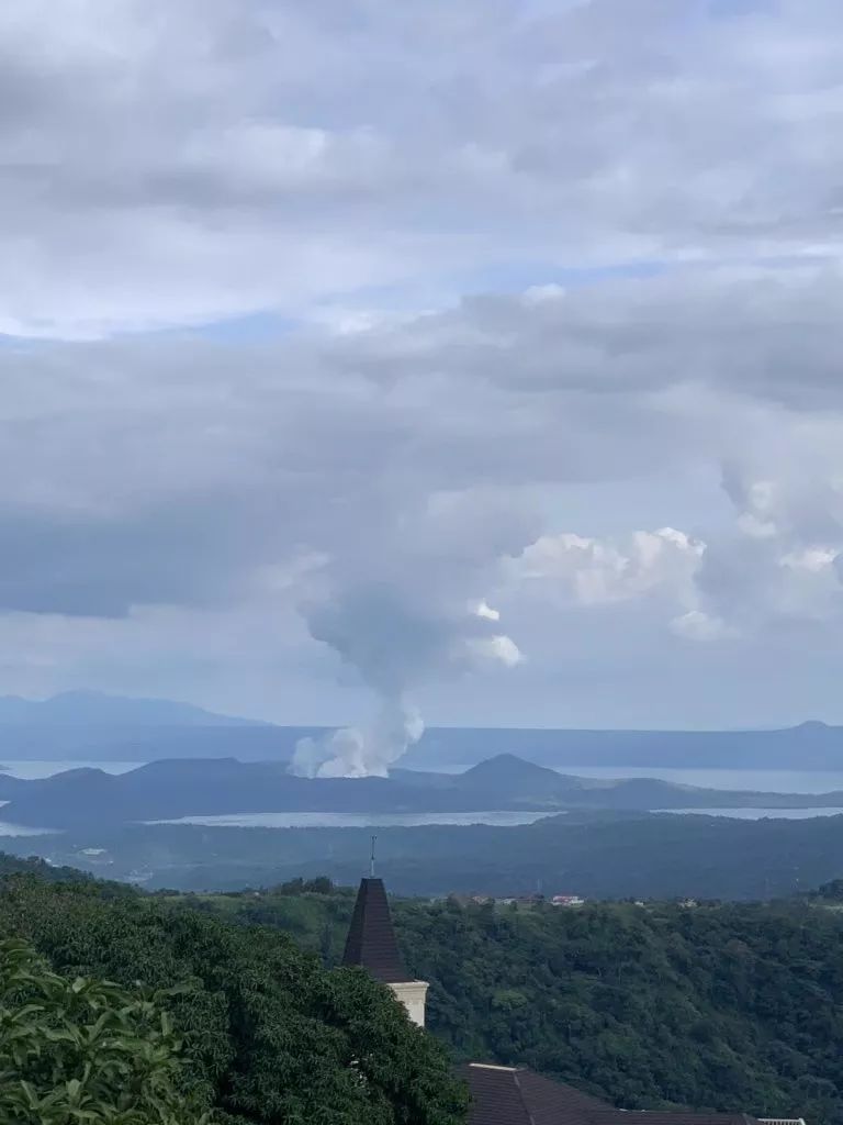 菲律宾塔尔火山爆发马尼拉机场关闭大量航班受影响请注意安全