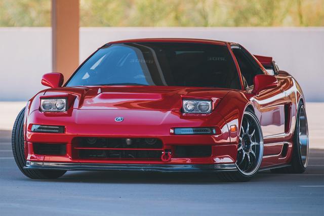 采用法拉利红车漆的1995款本田nsx仍然保持超跑姿态