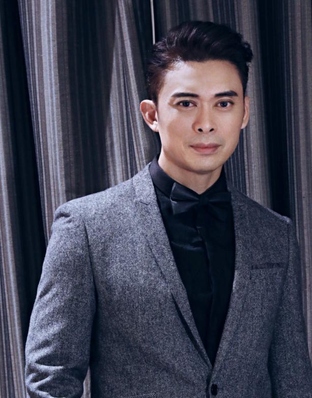 有种"整容"叫22年后的虚竹,当他穿上西装后,帅出新高度_樊少皇