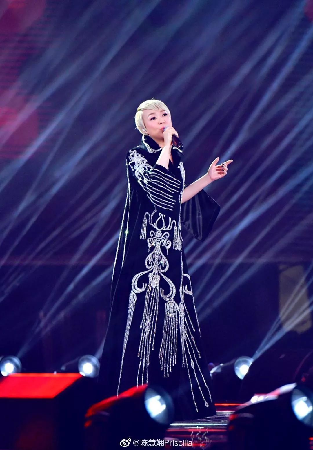 陈慧娴的造型着实是让我认成了林忆莲.