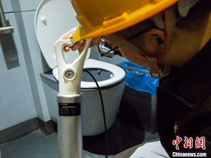 春运"神器"轻巧疏通动车集便器