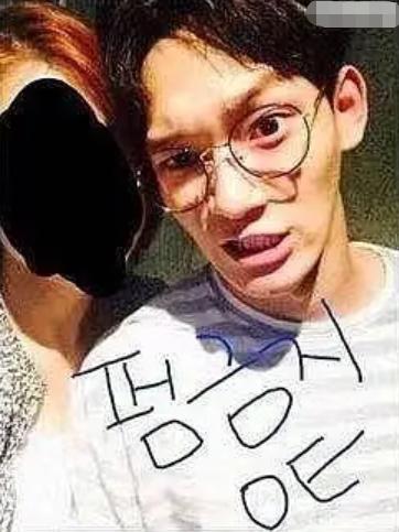 还有网友在评论中问"是之前一起在美国过圣诞的女朋友吗,好像金钟大