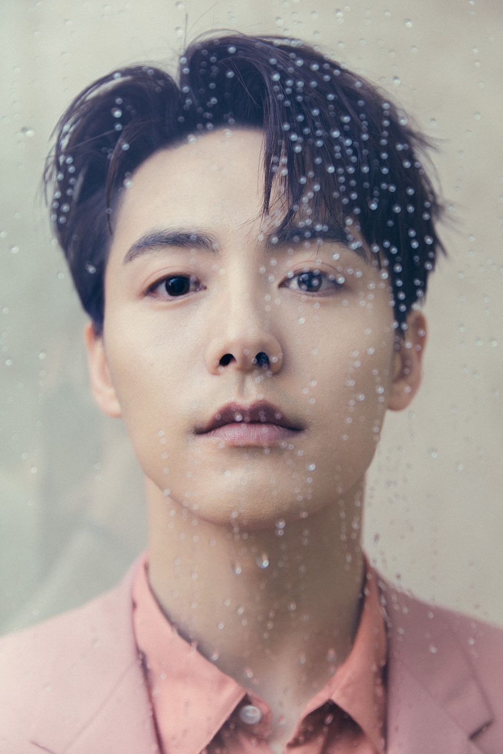 1/ 12 近日,演员马天宇曝光了一组西装写真.