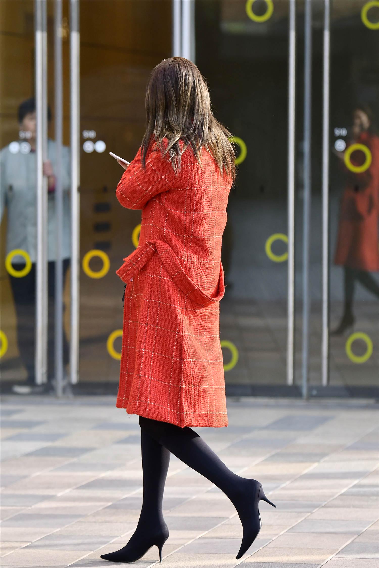 高跟袜靴搭配黑色丝袜,穿出神秘感,红色大衣保暖还时尚