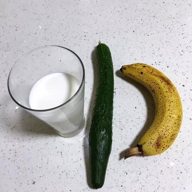 黄瓜打开是香蕉的图片图片