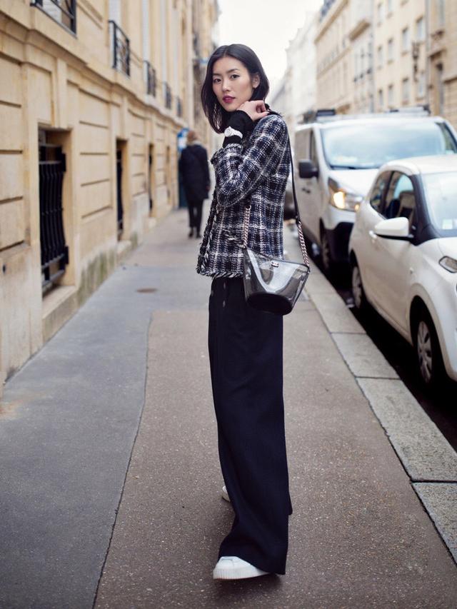 原创超模刘雯的阔腿裤穿搭法温暖时髦两不误这样穿你也是气质女王