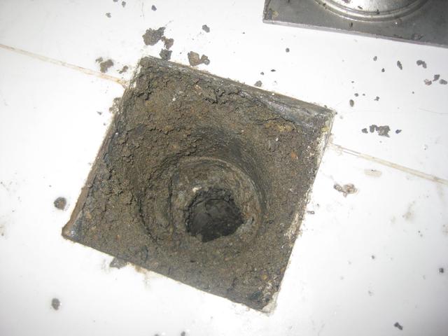 入住一周发现卫生间返臭砸开地面地漏完全错位偏离了下水管