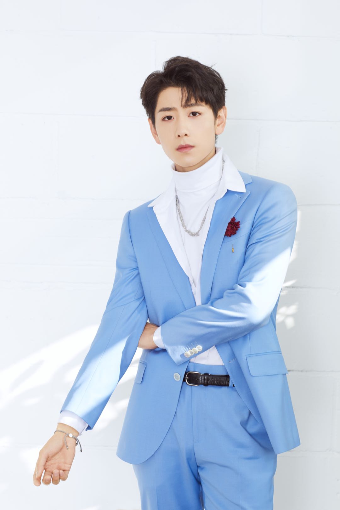 崔雨鑫帅气亮相融屏传播优选盛典活力开唱引爆全场