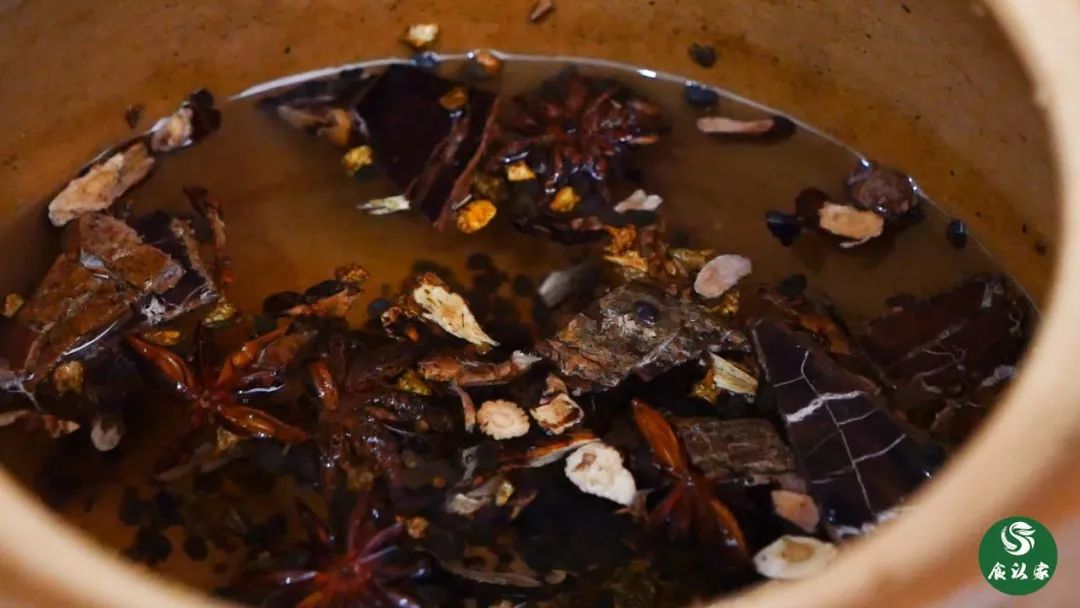 中药材料和大茴香一起放入锅内加水浸泡30分钟.