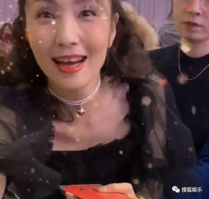 娱乐日报exo金钟大结婚威廉哈里疑断绝关系魏骏杰妻子被曝出轨