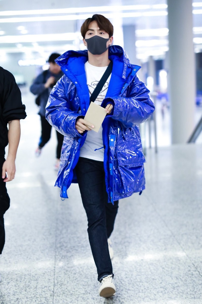 任嘉伦拼色羽绒服走机场包裹厚重不见好身材178cm身高腿真短