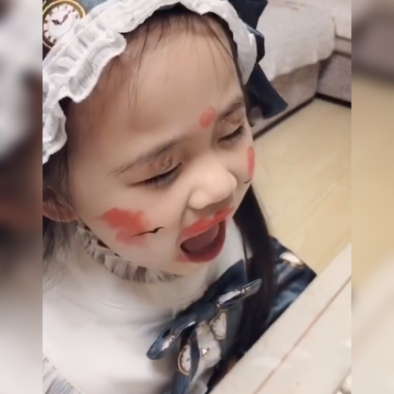妈见打系列小女孩用妈妈的化妆品化妆化完后把全家人吓一大跳
