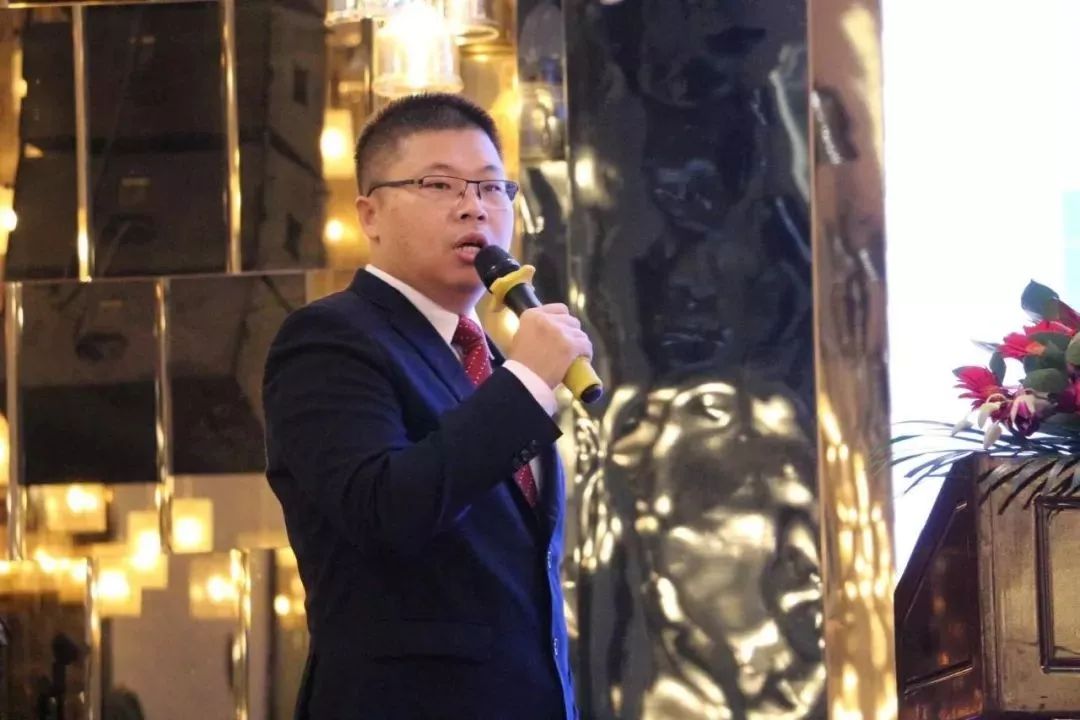 美联新材董事长黄伟汕先生大会伊始,以董事长黄伟